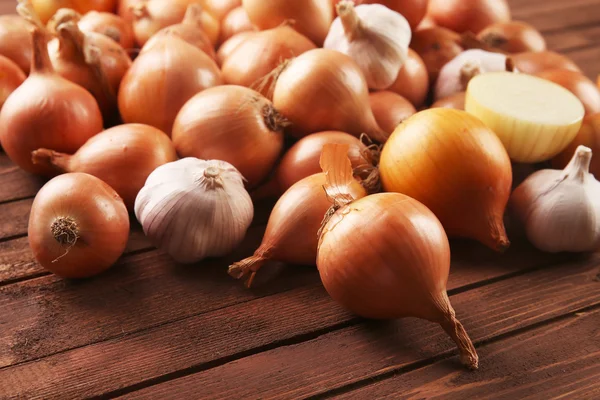 Frische Zwiebeln mit Knoblauch — Stockfoto