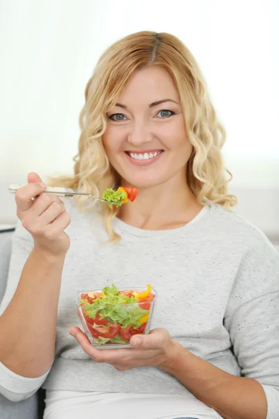 Krásná žena se salátem — Stock fotografie