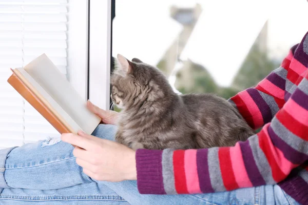 Woman with cat on knees — Stock Photo, Image