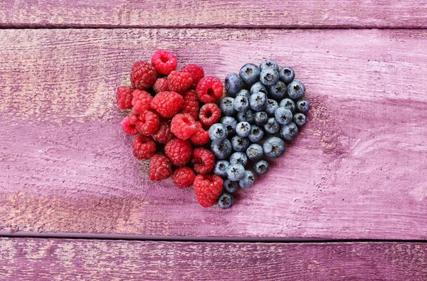 Herzförmige Himbeeren und Blaubeeren — Stockfoto