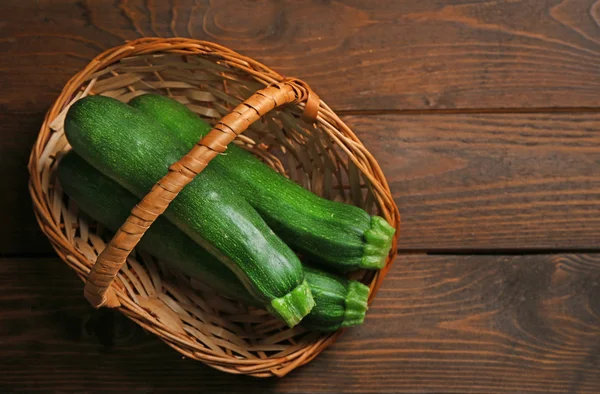 Fresh zucchini in wicker basket — Stock Photo, Image