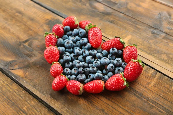 심장 모양 딸기와 블루베리 — 스톡 사진