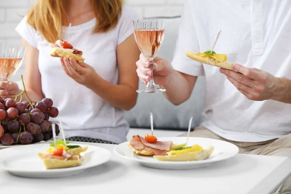 Amici con bicchieri di vino e snack — Foto Stock