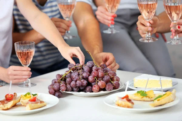 Amigos com copos de vinho e lanches — Fotografia de Stock