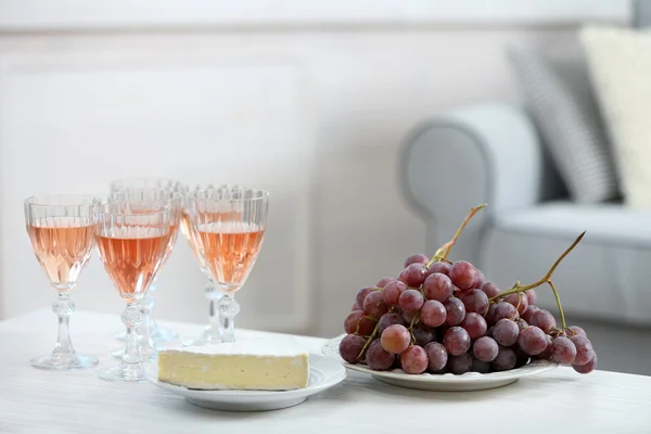 Mesa en casa con comida y bebidas — Foto de Stock