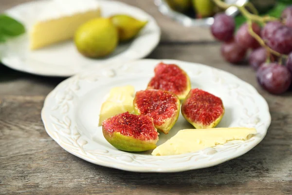 Ripe figs and cheese on plate — Stock Photo, Image