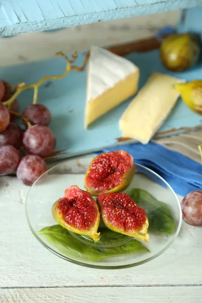 Ripe figs on plate — Stock Photo, Image