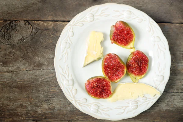 Ripe figs and cheese on plate — Stock Photo, Image