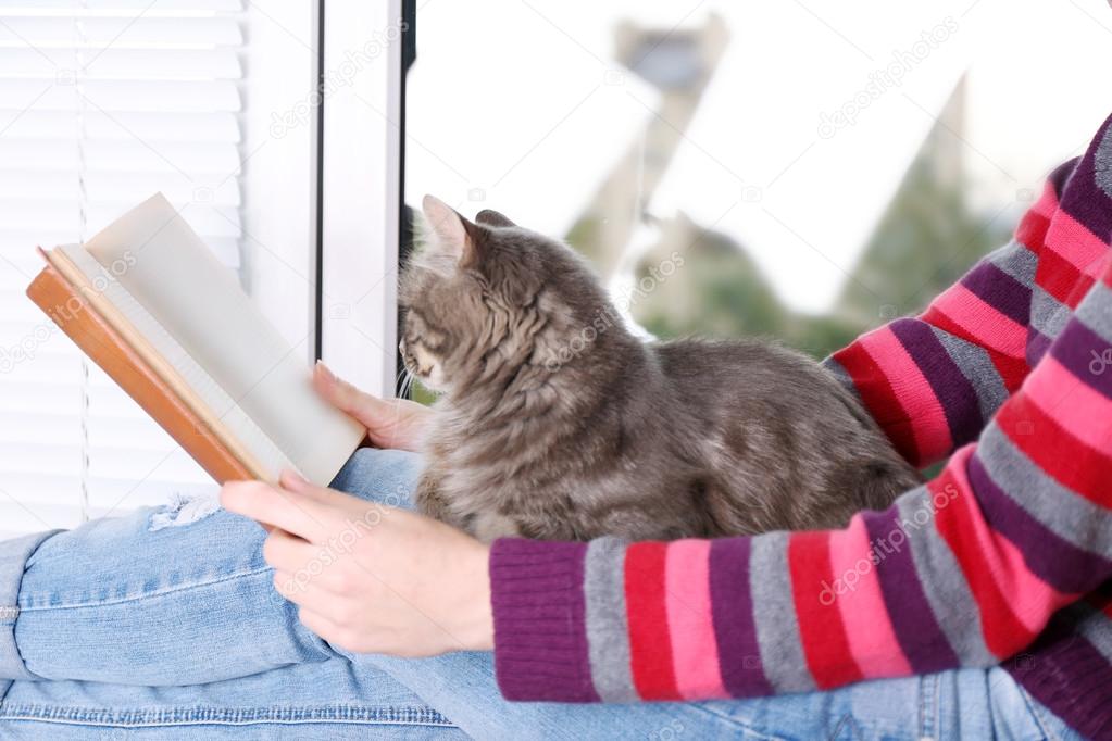 膝の上の猫と女性 ストック写真 C Belchonock 膝の上の猫と女性 ストック写真 C Belchonock