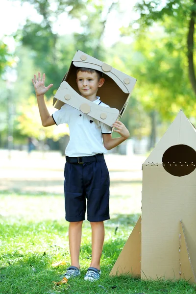 Funny boy v kartonu helma — Stock fotografie