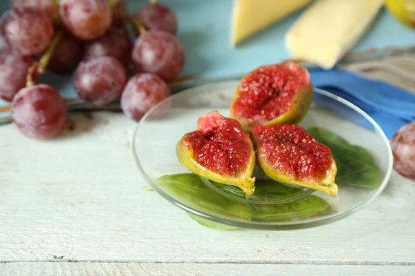 Ripe figs on plate — Stock Photo, Image