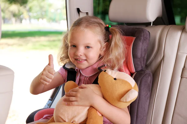 Menina feliz com ursinho de pelúcia — Fotografia de Stock