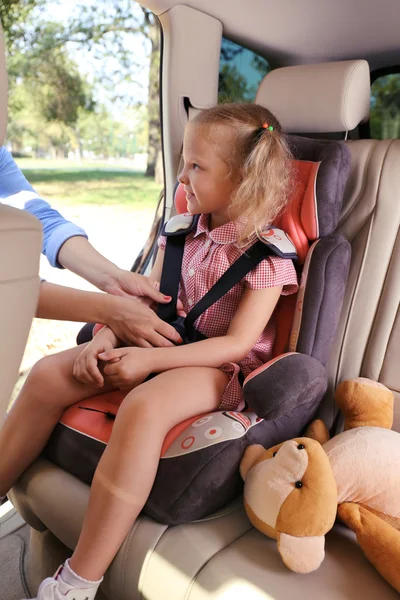 Pequena loira sentada no carro — Fotografia de Stock