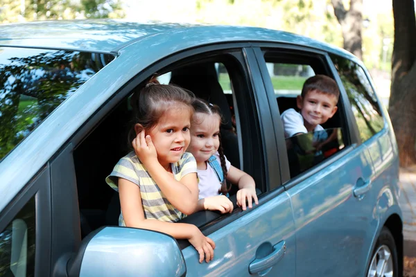 Enfants souriants dans la voiture — Photo