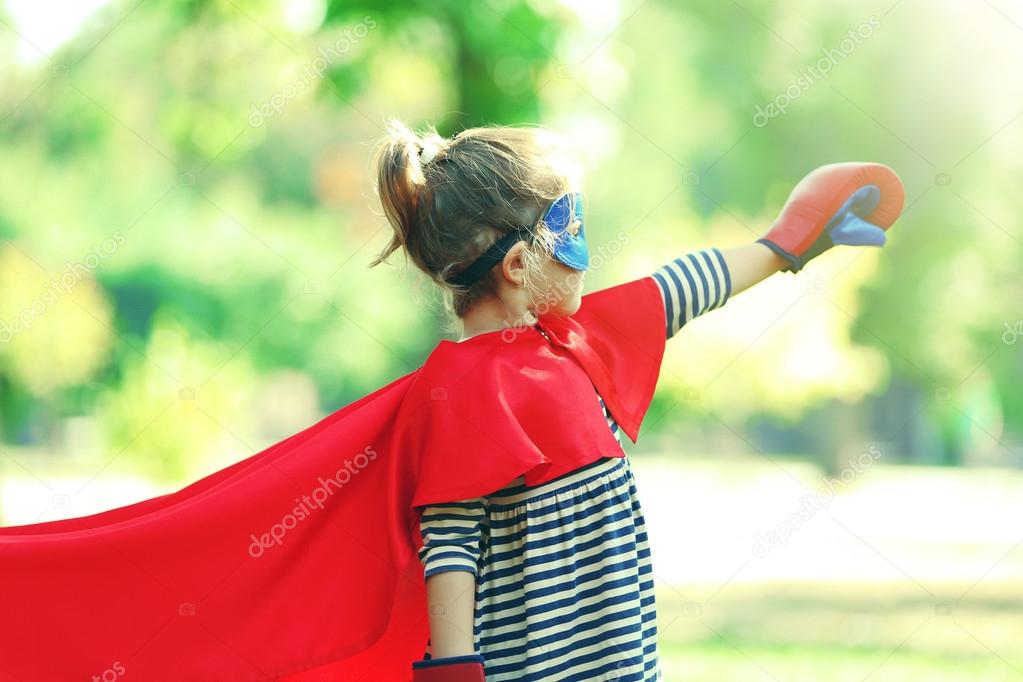 Милая маленькая девочка в костюме супергероя: стоковая фотография ... милая