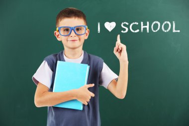 Neşeli çocuk, yazı tahtası. Kavram öğrenme seviyorum