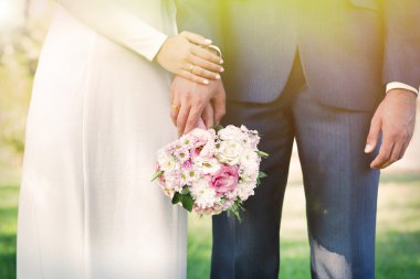 Gelin ve damat düğün buketiyle 