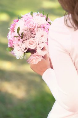 Düğün buketi elinde.