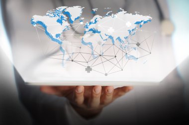 Modern bilgisayar arayüzü ile çalışan doktor