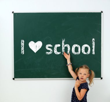 Blackboard neşeli kız. Kavram öğrenme seviyorum