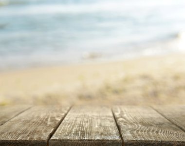 Ahşap masanın üzerinde deniz 