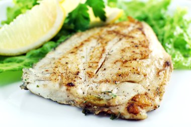 Tabak balık fileto marul ve limon ile