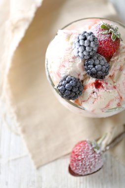 Lezzetli dondurma renk ahşap arka plan üzerinde taze Dondurulmuş çilek ile