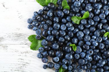 Yeşil yaprakları ile lezzetli olgun yaban mersini