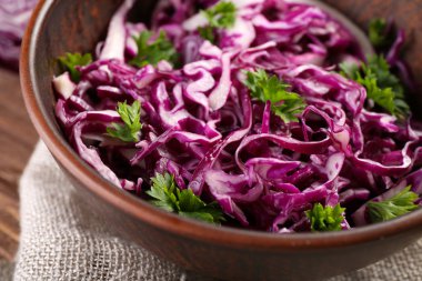 Kırmızı lahana salatası tabak portre görev yaptı.