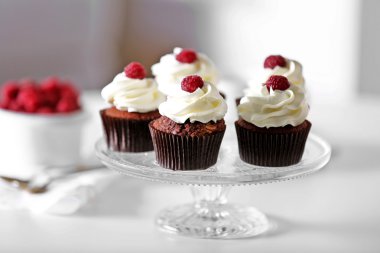 Krem ve ahududu tablo ile güzel çikolata cupcakes