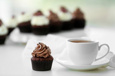 Çikolatalı kek ve çay