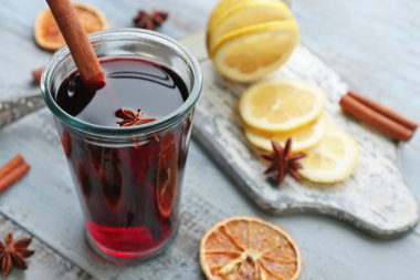 Lezzetli mulled şarap ve baharatlar