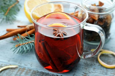 Lezzetli mulled şarap ve baharatlar