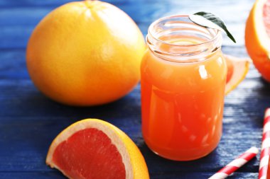 Greyfurt suyu şişeleri ve taze meyve