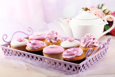 Lezzetli kekler tepsisindeki