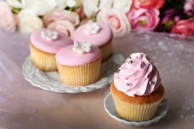 cupcakes parlak zemin üzerine