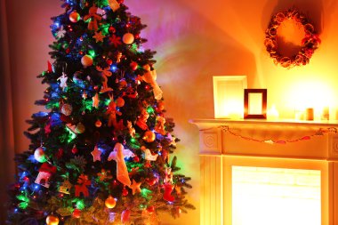 Noel ağacı bir odada