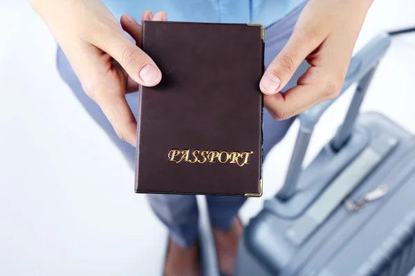 Mani femminili in possesso di passaporto — Foto Stock