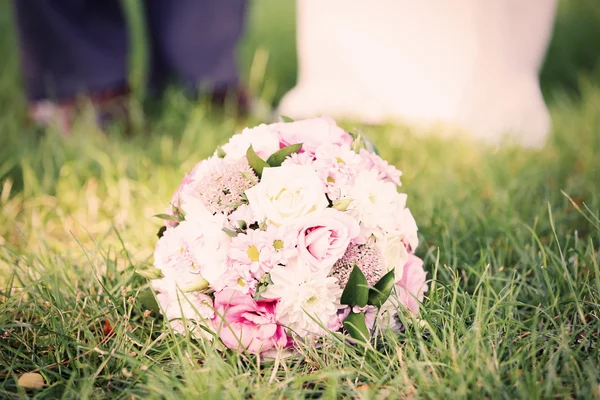 Ramo de boda sobre hierba — Foto de Stock