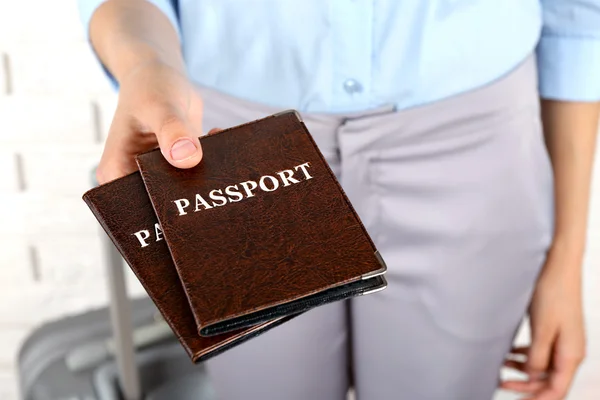 Passaporti femminili in possesso della mano — Foto Stock