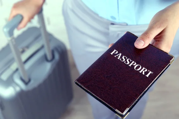 Mão feminina segurando passaporte — Fotografia de Stock