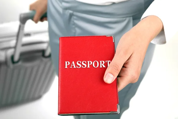 Жіноча рука тримає паспорт — стокове фото