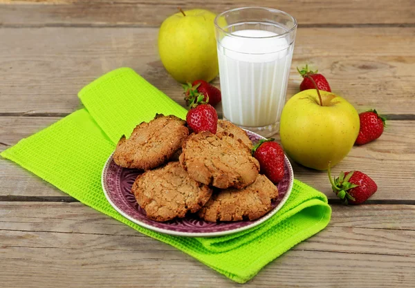 Hausgemachte Kekse mit Früchten und einem Glas Milch auf dem Tisch aus nächster Nähe — Stockfoto