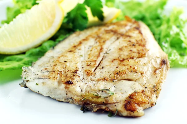 Plato de filete de pescado con lechuga y limón — Foto de Stock