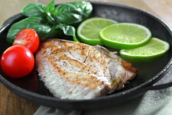 Plato de filete de pescado con ensalada y lima — Foto de Stock