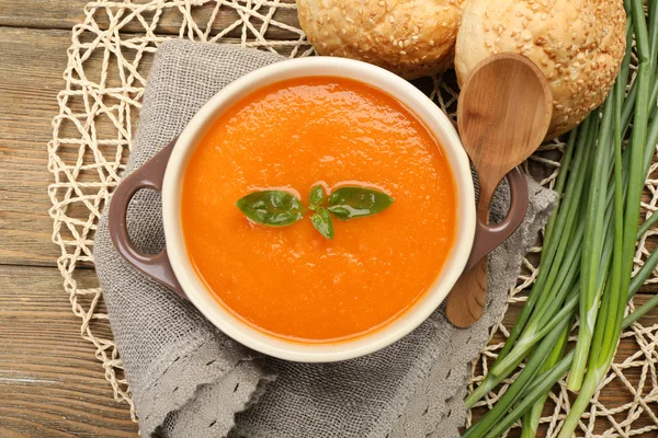 胡萝卜奶油汤与馒头 — 图库照片