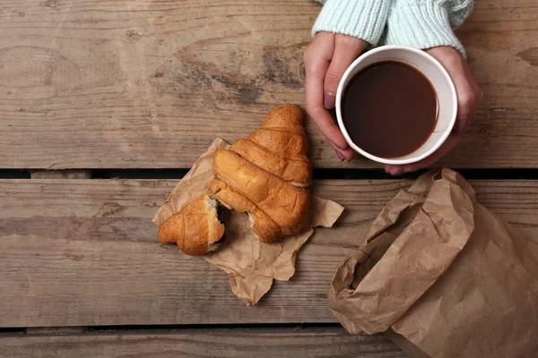 Mani femminili in possesso di tazza di caffè e biscotti — Foto Stock