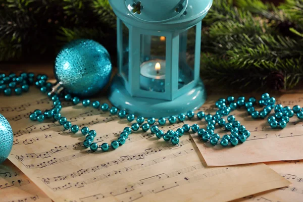 Decorazioni natalizie su spartiti musicali — Foto Stock