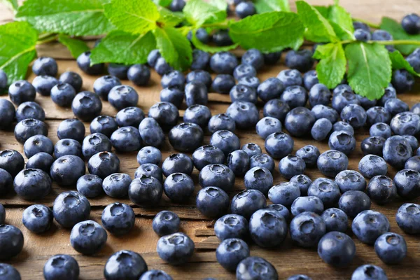 Frische Blaubeeren auf Holztisch, Nahaufnahme — Stockfoto