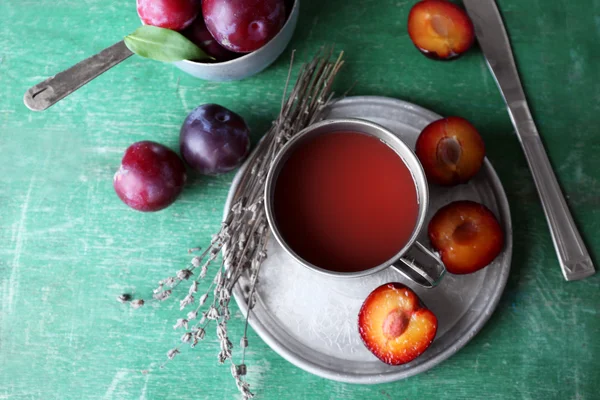 Läckra plommon juice med frukter — Stockfoto